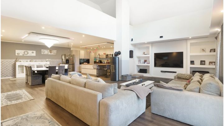 ***Modernes Anwesen - Haus mit Einliegerwohnung auf ca. 4.900 m² Grundstück mit Teich in Flachsmeer***