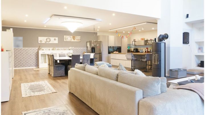 ***Modernes Anwesen - Haus mit Einliegerwohnung auf ca. 4.900 m² Grundstück mit Teich in Flachsmeer***