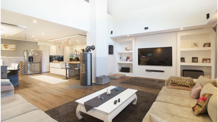 ***Modernes Anwesen - Haus mit Einliegerwohnung auf ca. 4.900 m² Grundstück mit Teich in Flachsmeer***