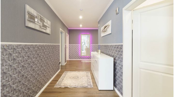 ***Modernes Anwesen - Haus mit Einliegerwohnung auf ca. 4.900 m² Grundstück mit Teich in Flachsmeer***