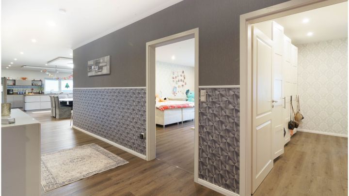 ***Modernes Anwesen - Haus mit Einliegerwohnung auf ca. 4.900 m² Grundstück mit Teich in Flachsmeer***