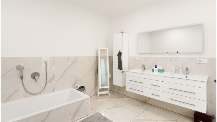 ***Modernes Anwesen - Haus mit Einliegerwohnung auf ca. 4.900 m² Grundstück mit Teich in Flachsmeer***