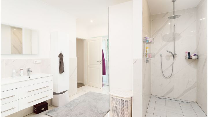 ***Modernes Anwesen - Haus mit Einliegerwohnung auf ca. 4.900 m² Grundstück mit Teich in Flachsmeer***