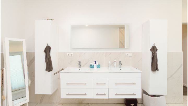 ***Modernes Anwesen - Haus mit Einliegerwohnung auf ca. 4.900 m² Grundstück mit Teich in Flachsmeer***