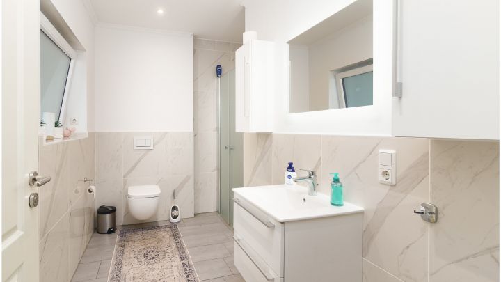 ***Modernes Anwesen - Haus mit Einliegerwohnung auf ca. 4.900 m² Grundstück mit Teich in Flachsmeer***