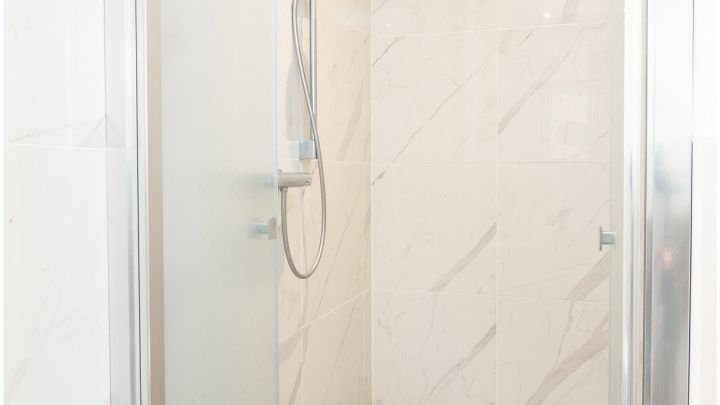 ***Modernes Anwesen - Haus mit Einliegerwohnung auf ca. 4.900 m² Grundstück mit Teich in Flachsmeer***