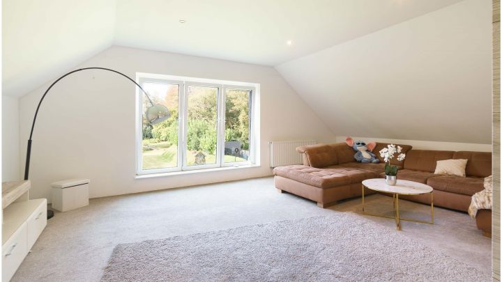 ***Modernes Anwesen - Haus mit Einliegerwohnung auf ca. 4.900 m² Grundstück mit Teich in Flachsmeer***