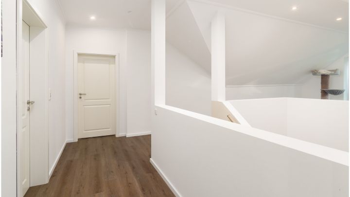 ***Modernes Anwesen - Haus mit Einliegerwohnung auf ca. 4.900 m² Grundstück mit Teich in Flachsmeer***