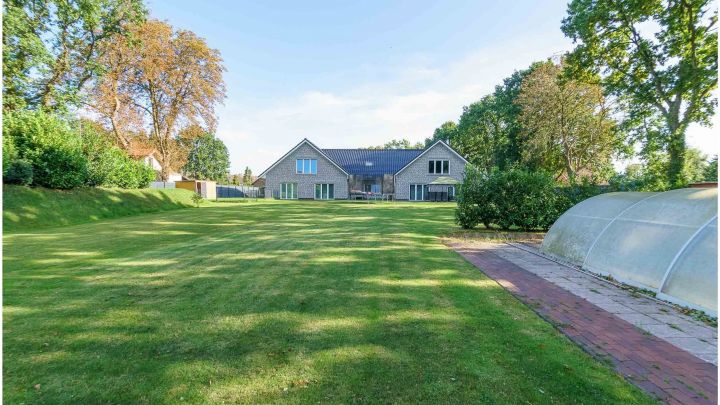 ***Modernes Anwesen - Haus mit Einliegerwohnung auf ca. 4.900 m² Grundstück mit Teich in Flachsmeer***