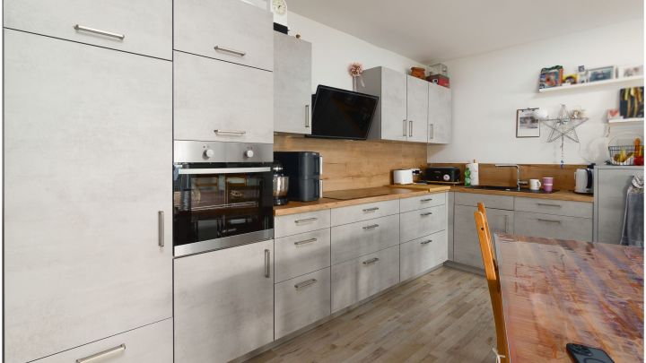 ***Modernes Anwesen - Haus mit Einliegerwohnung auf ca. 4.900 m² Grundstück mit Teich in Flachsmeer***