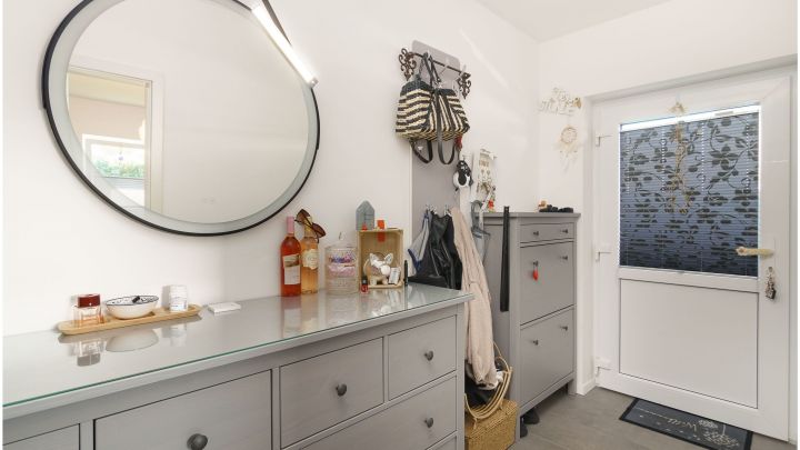 ***Modernes Anwesen - Haus mit Einliegerwohnung auf ca. 4.900 m² Grundstück mit Teich in Flachsmeer***