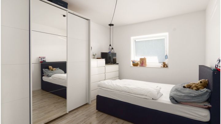 ***Modernes Anwesen - Haus mit Einliegerwohnung auf ca. 4.900 m² Grundstück mit Teich in Flachsmeer***