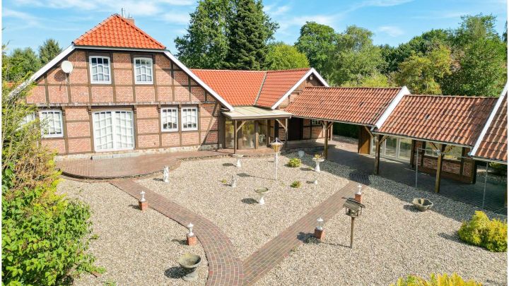 ***Modernes, hochwertig gebautes Fachwerkhaus mit viel Platz in bevorzugter Lage***

***Ein wunderschönes Haus und ein tolles Grundstück***